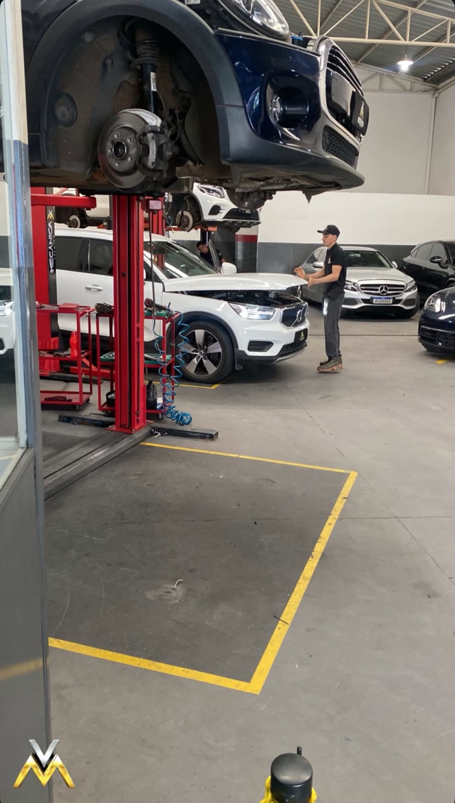 Volvo e Mercedes-Benz em manutenção de suspensão e freios