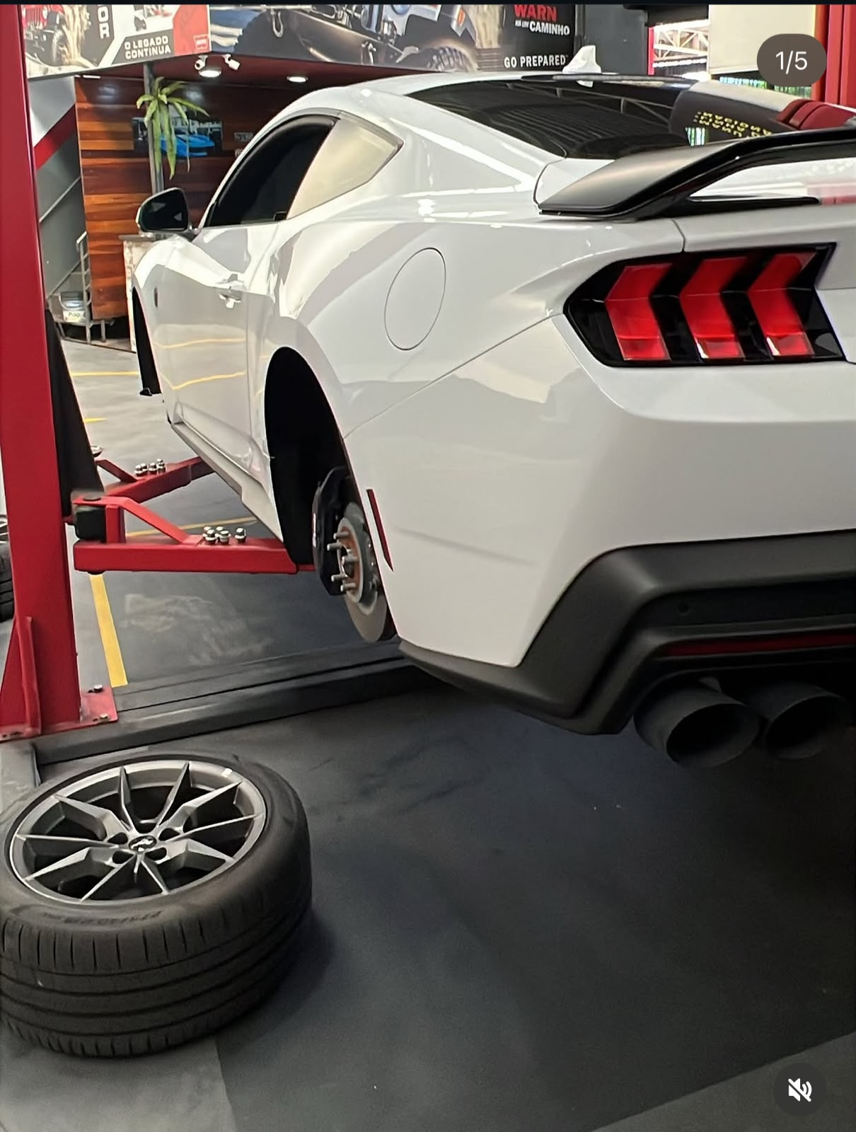 Ford Mustang no elevador