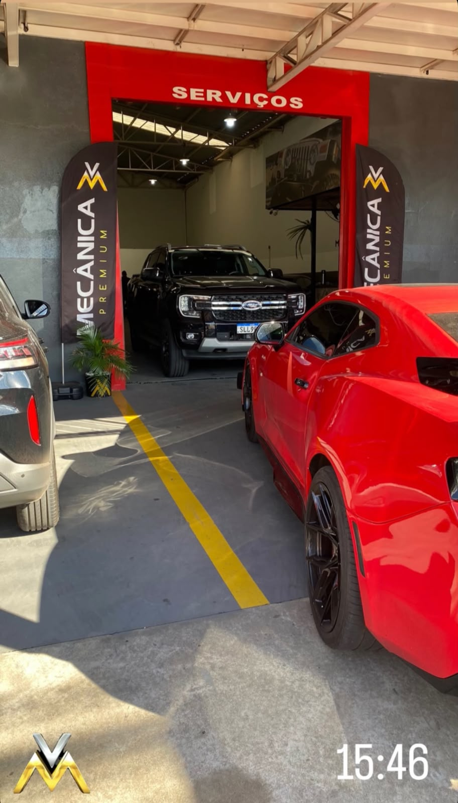 Fachada da VM Mecânica Premium com Mustang e Ranger